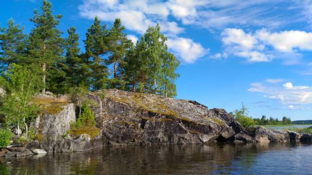Прогулки по Ладожским шхерам на моторной лодке